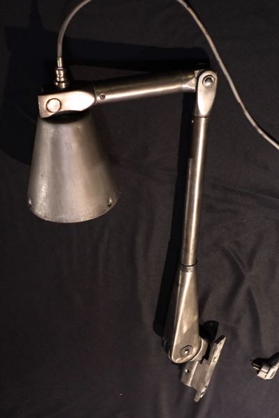 lampe scialytique de dentiste a fixer au mur